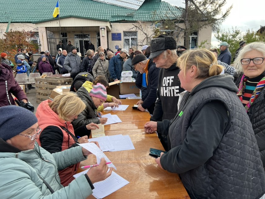The UN-organized convoy delivered food from WFP and hygiene supplies from UNICEF to more than 500 people living in or around the small town of Yampil in eastern Donetska oblast. Photo of people registering to receive food.